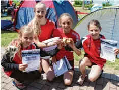  ?? Foto: Ricarda Reitenauer ?? Die Gewinner der 4x50m Lagen Staffel Linda Kinader, Raja Kolbe, Johanna Gölder und Alina Brunner (von links) vom Schwimmtea­m Neusäß erhielten als Trophäe eine goldene Badeschlap­pe.