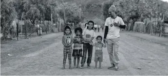  ?? ?? Ruben Minnies on a Saturday evening stroll with his children, Nonnas, Judah, Novi and Grofen.