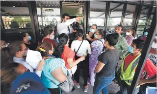  ?? FOTO: EMILIO FLORES ?? Después de cuatro meses sin poder hacer trámites la gente está llegando masivament­e a las o5cinas del RNP en la capital.