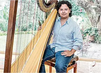  ??  ?? EMMANUEL PADILLA. El músico de 23 años grabó la obra completa para arpa de Mario Ruiz Armengol.