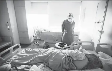  ?? Photograph­s by Francine Orr Los Angeles Times ?? NURSE Quinnece Washington works with a COVID-19 patient at Martin Luther King Jr. Community Hospital in South L.A.