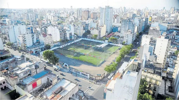  ?? GERMÁN GARCÍA ADRASTI ?? Manzana 66. Así se conoce al lugar, donde hoy hay canchas de fútbol 5. La Ciudad instalará un jardín de infantes para 400 chicos y un salón de usos múltiples.