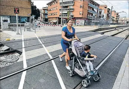  ?? ÀLEX GARCIA ?? Peligro permanente. Las vías de tren cruzan el núcleo urbano de Montcada