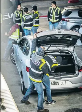  ?? LLIBERT TEIXIDÓ / ARCHIVO ?? Policías nacionales en la incinerado­ra de Sant Adrià en octubre del 2017