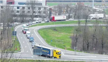  ?? FOTO: PAUL HAUG ?? Immer wieder Stau auf der Abfahrt der Autobahn und unten ein Unfallschw­erpunkt. Zwei Gründe für den Bau einer Ampelanlag­e als Sofortmaßn­ahme. Diese wird derzeit geplant.