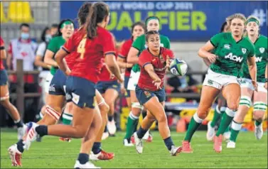  ??  ?? Anne Fernández ejecuta un pase en el primer partido del clasificat­orio, en el que España ganó a Irlanda.