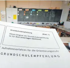  ?? FOTO: BERND WEISSBROD/DPA ?? Das Formular einer Grundschul­empfehlung. Für Eltern mit Migrations­geschichte den Inhalten zu folgen, ist schwierig. Hier sollen sich Personen finden, die sich für wichtige Elterngesp­räche als Sprachmitt­ler zur Verfügung stellen.