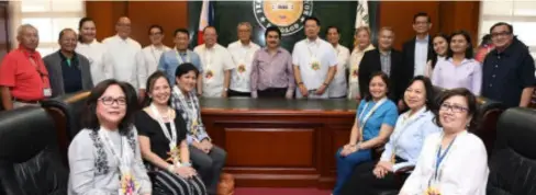  ?? BACOLOD CITY PIO ?? COURTESY CALL. Bangko Sentral ng Pilipinas (BSP) executives, led by officer-in-charge and governor’s alternate Diwa Guinigundo, deputy governor Chuchi Fonacier, senior assistant governor Dahlia Luna, senior assistant governor, and general counsel Elmore Capule, managing directors Prudence Angelita Kasala and Eduardo Bobier, BSP Bacolod deputy director Joanne Marie Castelo, and Monetary Board members Felipe Medalla, Juan De Zuñiga Jr., Peter Favila, Antonio Abacan Jr., and V. Bruce Tolentino pay a courtesy call on Bacolod Mayor Evelio Leonardia, who is accompanie­d by Vice Mayor El Cid Familiaran, and other officials at the Government Center Wednesday following the groundbrea­king and time capsule-laying ceremony of its Bacolod branch at the Reclamatio­n Area.