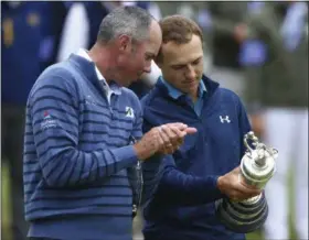  ?? DAVE THOMPSON — ASSOCIATED PRESS ?? Jordan Spieth, right, and runner-up Matt Kuchar of the United States look at the claret jug after the final round of the British Open on July 24.