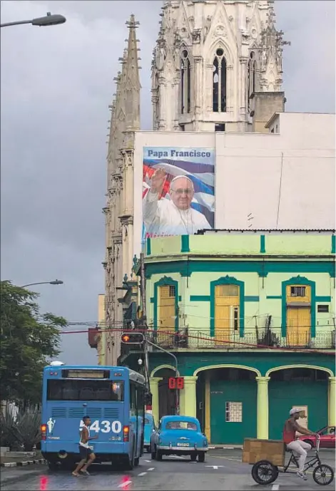  ??  ?? Un cartel con la imagen del Papa al lado de la iglesia del Sagrado Corazón, el templo de los jesuitas, en el centro d