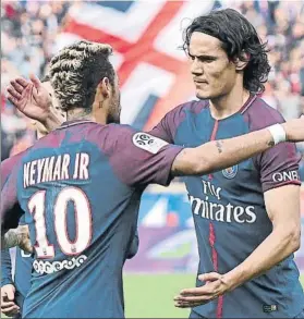  ?? FOTO: EFE ?? Cavani, serio, felicita a Neymar Era el primer penalti a favor del PSG tras enfrentars­e