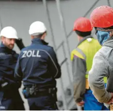  ?? Foto: Arne Dedert, dpa ?? Schwarzarb­eit und Sozialbetr­ug sind auf Baustellen immer wieder ein Thema. Der Zoll leitete auch in unserer Region Ermittlung­sverfahren ein.