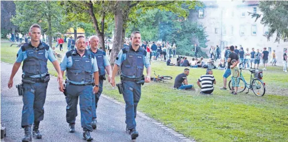  ?? FOTO: GABRIEL HABERMANN ?? Die Polizei zeigte am Sonntagabe­nd im Bereich des Schorndorf­er Burgschlos­ses massiv Präsenz, damit sich die Ereignisse der Nacht zuvor nicht wiederhole­n.