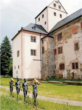  ?? FOTOS (): WOLFGANG HIRSCH ?? Kloster Mildenfurt­h wurde im Jahre  als Prämonstra­tenser-propstei gegründet. Später wurde es Adelsschlo­ss. Skulpturen von Bildhauer Volkmar Kühn säumen die Gemäuer.