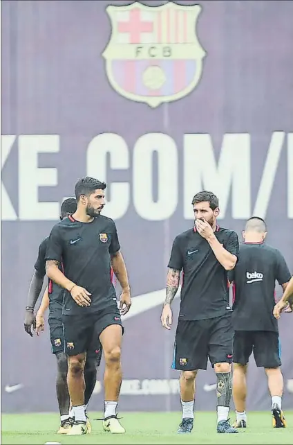  ?? FOTO: ÁLEX GALLARDO ?? Messi habla con Suárez en la sesión de ayer Las esperanzas de remontada del Barça pasan por sus botas