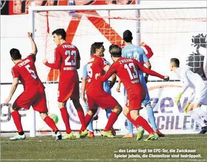  ??  ?? ... das Leder liegt im CFC-Tor, die Zwickauer Spieler jubeln, die Chemnitzer sind bedröppelt.