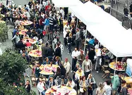  ??  ?? La storia Nelle foto, dall’alto, una delle edizioni storiche della kermesse «Chef al Massimo», dedicata alla memoria di Massimo Zivieri della famiglia della rinomata macelleria, scomparso a soli 38 anni nel 2009 Sotto, il fratello Aldo che ne ha raccolto l’eredità