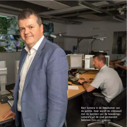  ?? FOTO JORIS HERREGODS ?? Bart Somers in de meldkamer van de politie. Daar wordt de videowall met de beelden van de bewakingsc­amera’s uit de stad permanent bekeken.