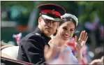  ??  ?? FAMILIA. La foto oficial con el cortejo de niños. El saludo real desde el carruaje. La reina Isabel II, llamativa de verde.