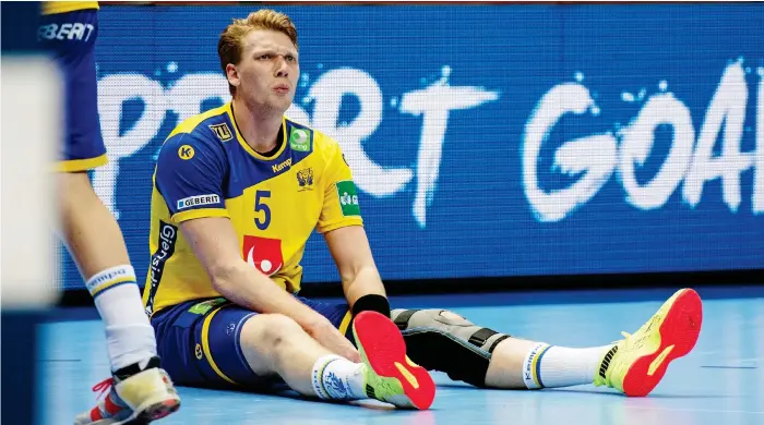  ?? Bild: LUDVIG THUNMAN ?? TUFF PREMIÄR. Sveriges Simon Jeppsson deppar efter att Sverige förlorat premiären i handbolls-em mot Island med 24-26.