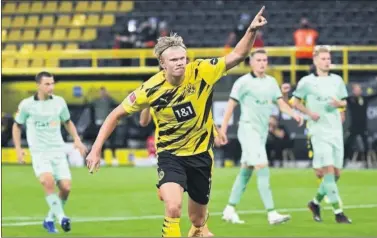  ??  ?? Haaland celebra una de sus dos goles marcados ayer ante el Mönchengla­dbach.