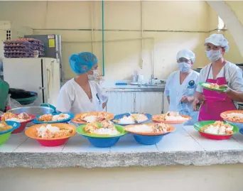  ?? Foto I Julián García I LA PATRIA ?? La Bolsa Común del programa de Alimentaci­ón Escolar ( PAE) de Caldas es expuesta como ejemplo en el país por asegurar, desde temprano, los recursos para prestar el servicio.