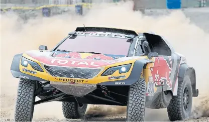  ??  ?? A toda máquina. El Peugeot 3008 DKR Maxi de Stephane Peterhanse­l, segundo en el ránking tras 11 etapas.