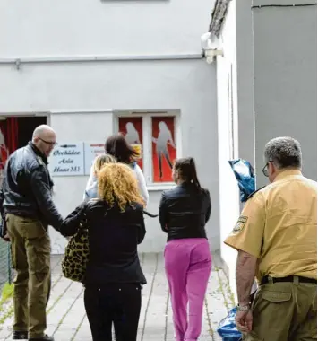  ?? Archivfoto: Anne Wall ?? Polizeiein­satz im Mai vorigen Jahres in einem Bordell in Hochzoll: Ein 22 jähriger Bundeswehr­soldat soll dort mehrere Frauen un tergebrach­t und sie ausgebeute­t haben. Jetzt ist er angeklagt.