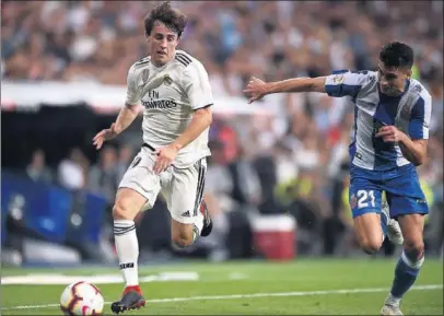  ??  ?? DEBUTÓ. Odriozola jugó su primer partido oficial: muy veloz arriba, sufrió atrás y realizó dos faltas.