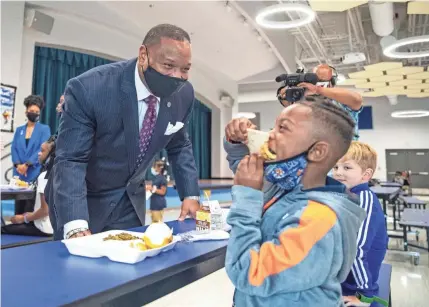  ?? PHOTOS BY ARIEL COBBERT/THE COMMERCIAL APPEAL ?? Shelby County Schools Superinten­dent Joris Ray and first grade student Rilei Harris talk during a building tour of Alcy Elementary School on Wednesday.