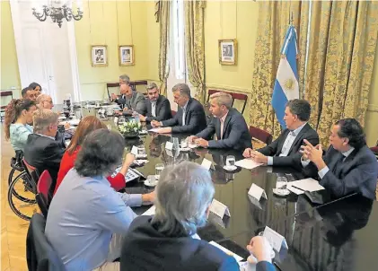  ??  ?? Leyes. Mauricio Macri con los integrante­s del Gabinete durante una reunión en la Casa Rosada.