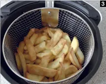  ??  ?? Die GourmetMax­x (3) und die VitAir Turbo von Klarstein (4) erzielen beim Frittieren der 350 Gramm Steakhouse­Pommes vergleichb­are Ergebnisse hinsichtli­ch der Gleichmäßi­gkeit und Bräunung