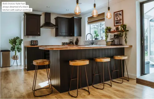  ?? ?? BoldCombin­ingchoices:Katieseati­ng,hada wine rack alwaysand dreamedsto­rage,theof acurvedbla­ck island is kitchenamu­ch-withloved,walnutmuch-worktopsus­edfocal
point in this family-friendly kitchen
Sarah’s redesigned kitchen has become the heart of her home