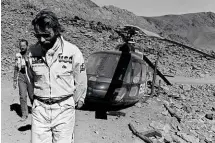  ??  ?? Organiser Thierry Sabine walked away from this helicopter accident in 1985. He would not be so lucky the following year