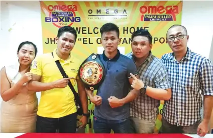  ?? SUNSTAR FOTO / ARNI ACLAO ?? WELCOME HOME. WBO inter-continenta­l featherwei­ght champion Jhack Tepora (center) is joined by ( from left) OPSI’s Michelle Sayon, Jellyper Tepora, Julius Erving Junco and Jerome Calatrava after the welcome press con for the champion.