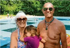  ?? Foto: Silvio Wyszengrad ?? Sonja und Wolfgang Oppenberge­r mit Enkelin Nala gefällt es im Freibad Lech‰ hausen.