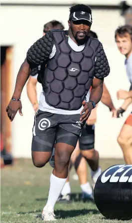  ?? PICTURE: STEVE HAAG ?? SPEEDSTER: Lwazi Mvovo training with the Sharks.