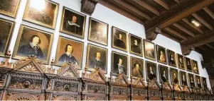  ??  ?? Friedenssa­al im Rathaus von Münster: Dort sind zum Beispiel 37 Porträts der Verhandlun­gsführer zu sehen.
