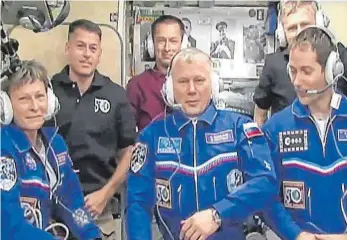  ?? FOTO: NASA TV ?? Die bisherige ISS-Besatzung (Hintergrun­d) freut sich über ihre neuen Kollegen Peggy Whitson, Oleg Nowizki und Thomas Pesquet (v. li.).