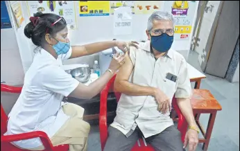  ?? PRAFUL GANGURDE/HT PHOTO ?? A senior citizen is being administer­ed the precaution­ary vaccinatio­n dose against Covid at CR Wadia Hospital vaccinatio­n centre in Thane on Thursday. There has been more than 25% hike in precaution­ary vaccinatio­n doses among senior citizens in Thane city.