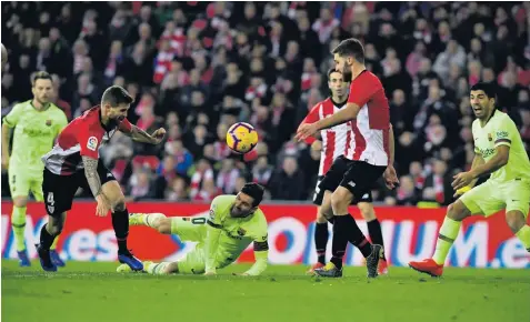  ?? AP ?? El argentino Lionel Messi, del Barcelona, cae al césped durante una jugada en el partido por la liga española frente al Athletic de Bilbao, en el estadio San Mamés de Bilbao, España.