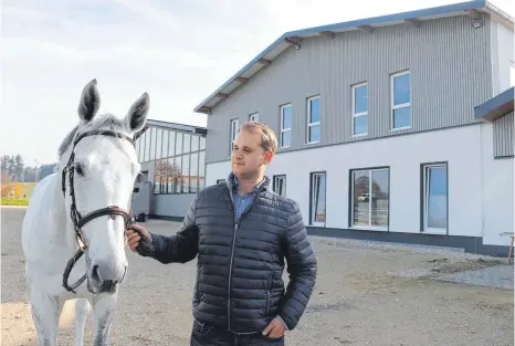  ?? FOTOS: SEBASTIAN KORINTH ?? Florian Dolinschek mit Castell: Beide haben im Gammerting­er Ortsteil Harthausen ein neues Zuhause gefunden. Darüber hinaus sind in der Reitsporta­nlage im Gewerbegeb­iet noch 26 weitere Pferde untergebra­cht.