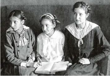  ?? Foto: © Lisa Wanninger ?? Das Münchner Mädchen Thea Diem, hier zwischen ihren Schwestern, hatte Epilepsie – und wurde deshalb im „Euthanasie“Pro gramm der Nationalso­zialisten in der „Heil und Pflegeanst­alt“von Eglfing Haar ermordet.