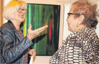  ?? FOTO: FRANZ DREHER ?? Leonhard Langs Witwe Heidelinde (rechts) diskutiert mit einer Besucherin der Vernissage über ein Werk ihres Mannes.