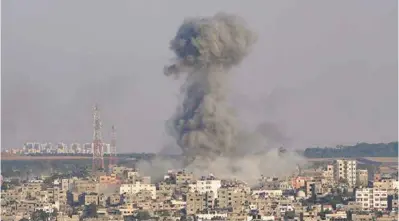  ?? ?? CONFLICTO.
Enorme columna de humo, tras un bombardeo de Israel en un edificio en Gaza, ayer.