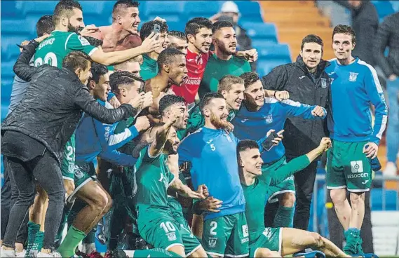  ?? FOTO: J. A. GARCÍA SIRVENT ?? Los jugadores del Leganés, radiantes en el césped del Santiago Bernabéu minutos después de hacer historia al eliminar al Real Madrid y alcanzar las semifinale­s de la Copa