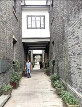  ?? PHOTOS BY YANG FEIYUE / CHINA DAILY ?? Above, right and bottom right: The Sixinfang community in Hangzhou hosts centuries-old black-brick structures. A restoratio­n project last year has helped the neighborho­od retain its historical and cultural glamor.