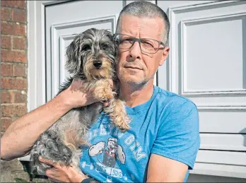  ?? Picture Andrew Cawley ?? Andrew Cameron with dachshund Clyde at his East Kilbride home