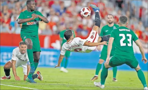  ??  ?? SIN SUERTE. Ben Yedder dibuja una chilena perfecta que el meta Bartkus sacó milagrosam­ente.