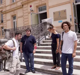  ?? ?? Dopo la fatica Studenti all’ingresso del liceo scientific­o Messedagli­a per il primo giorno degli esami di maturità, scattati con la prova di Iitaliano